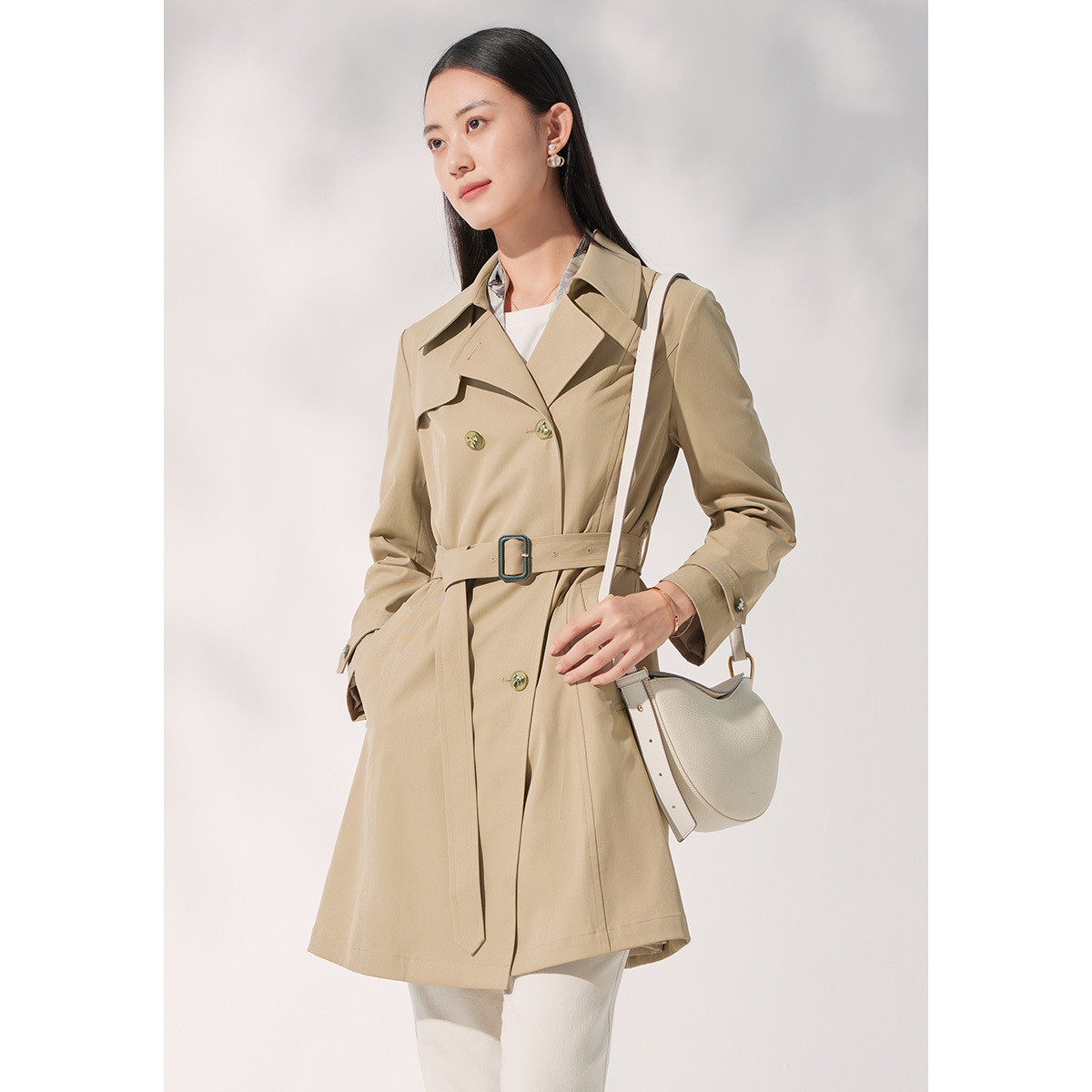 风衣哲思录：当摩登通勤遇上抽象流动