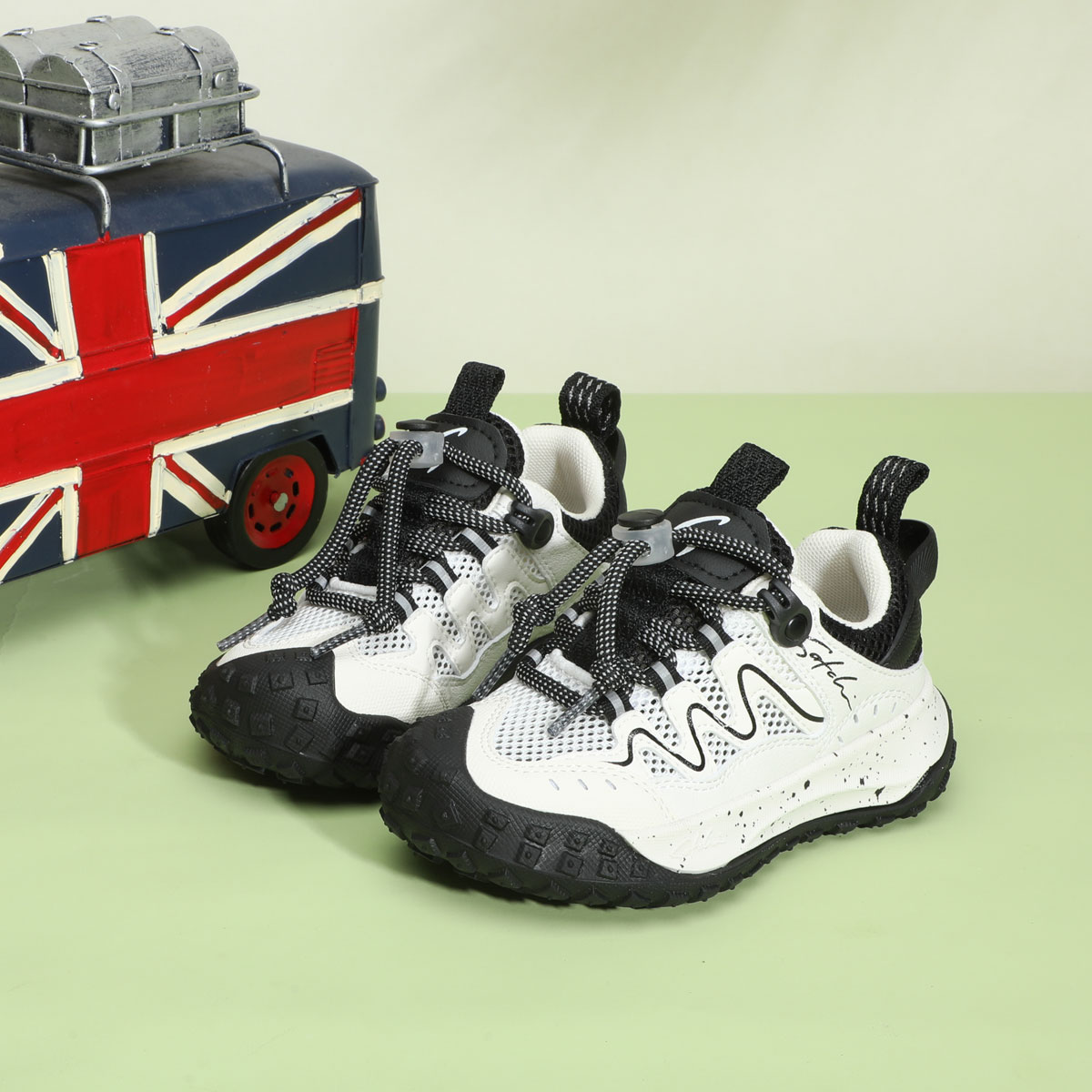 沙驰Satchi中大童防踢运动鞋：1139元值不值？我替娃试了！