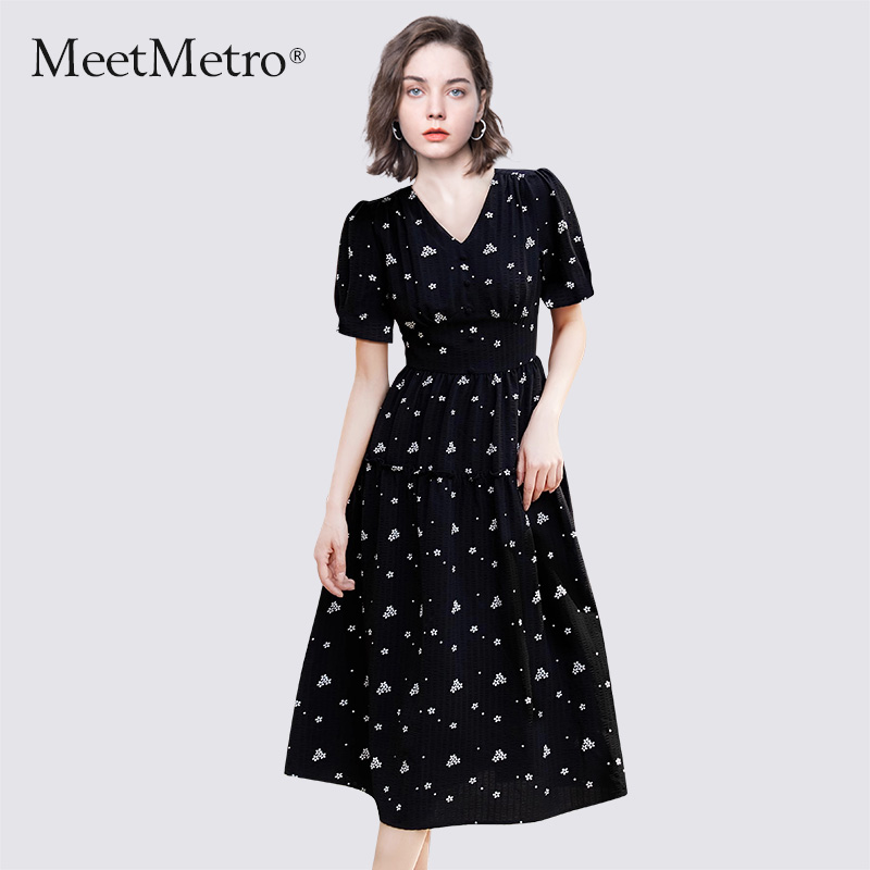 泡泡袖收腰印花V领连衣裙：复古风潮中的一抹亮色