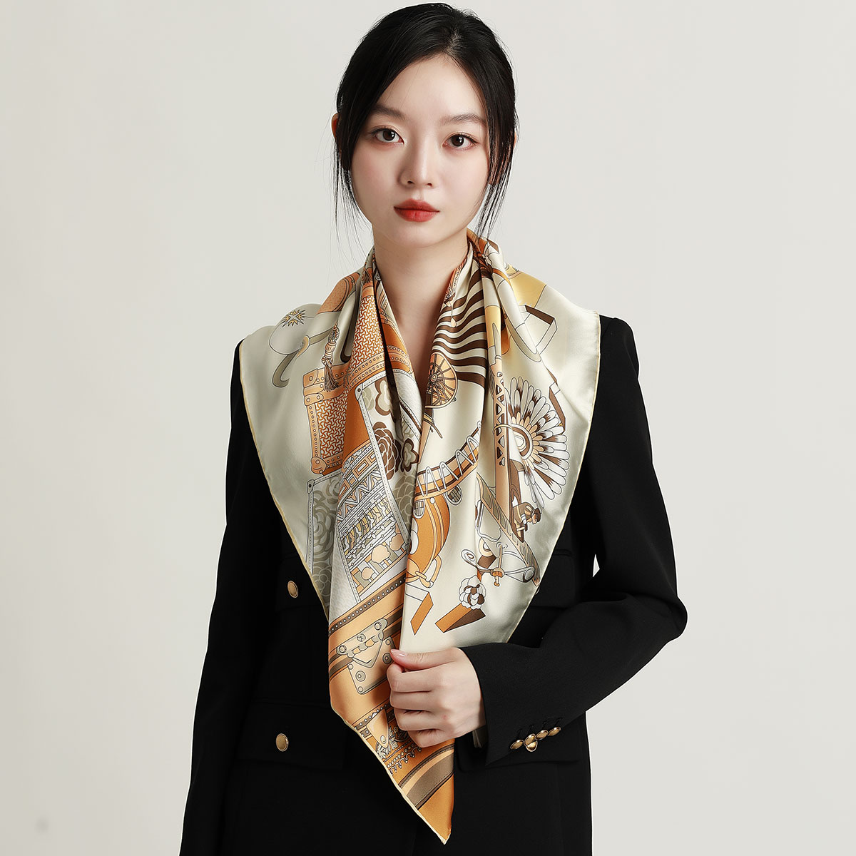 丝界SIGI新款真丝方巾：独处时光的优雅披肩，抗压生活的温柔铠甲