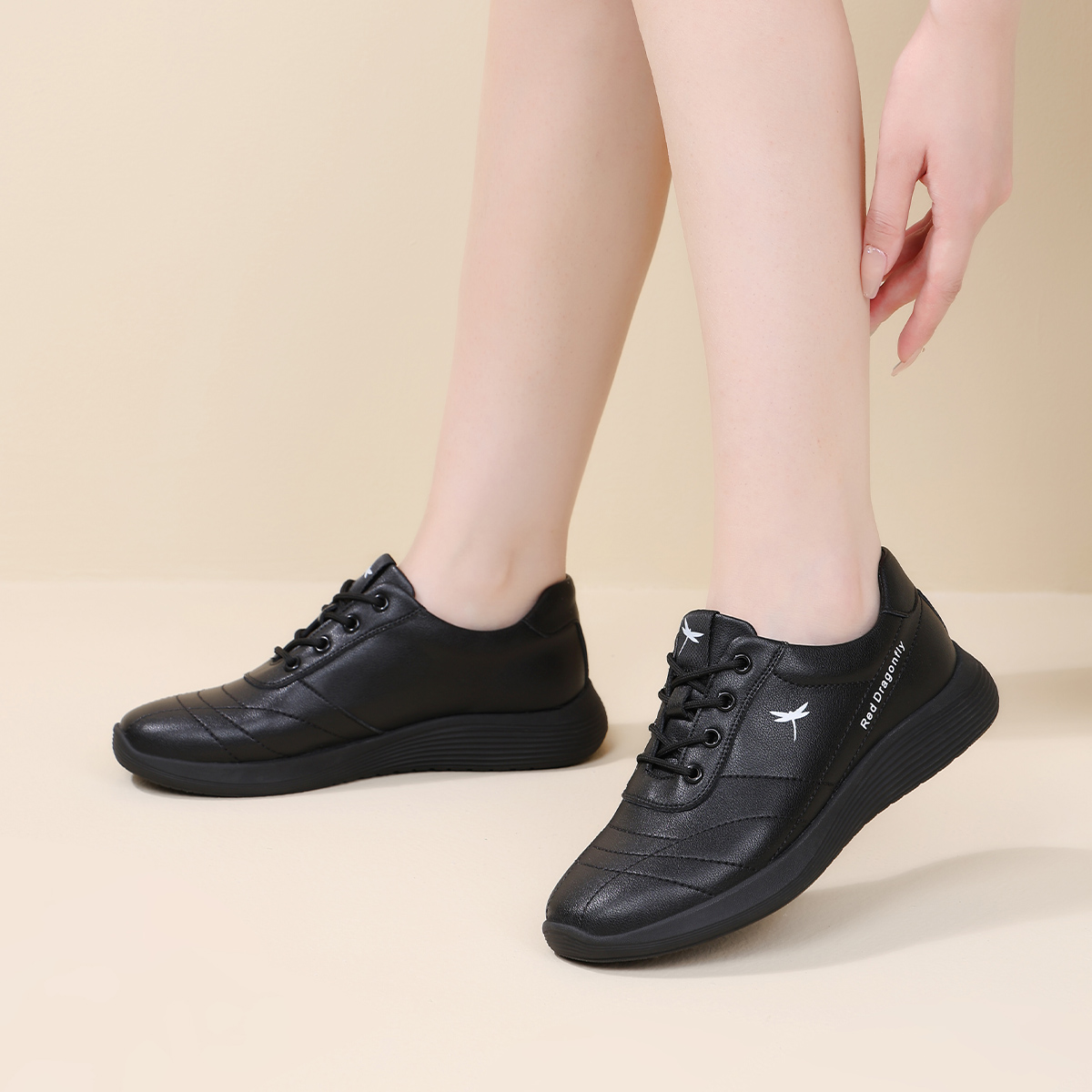 红蜻蜓小白鞋：当哲思遇见舒适，一场脚底的轻盈革命