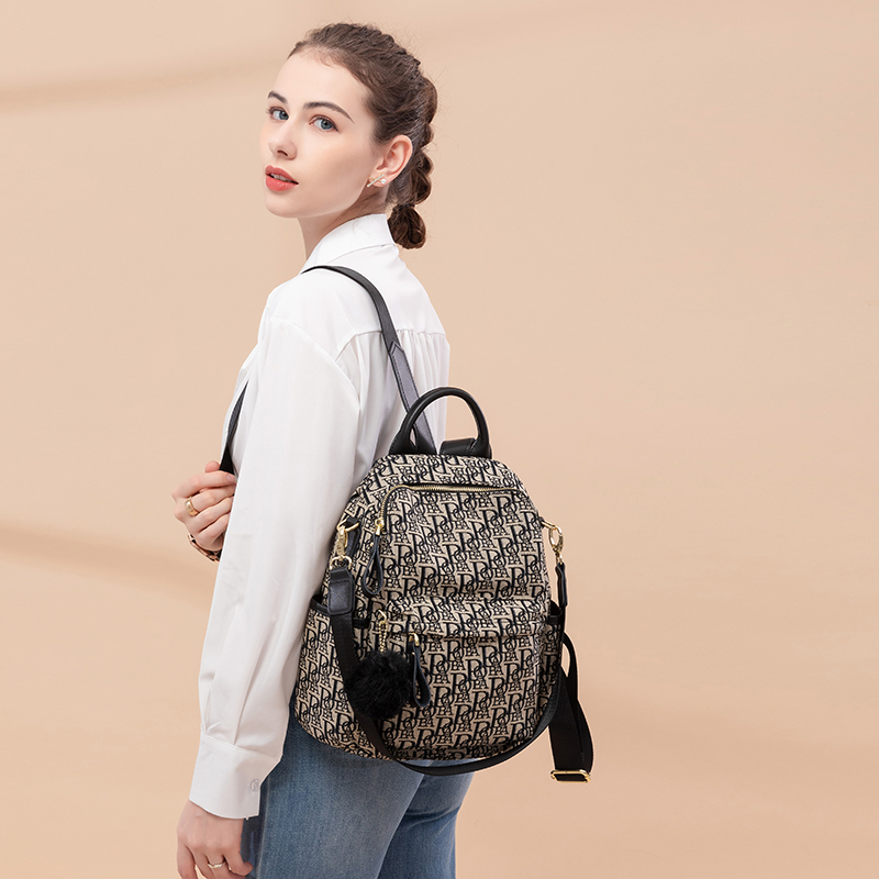 VANDEE双肩包测评：这包能装下我的日常，但装不下我的野心