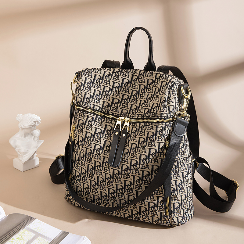 VANDEE刺绣字母帆肩包体验：通勤潮人的“安全感”与“颜值担当”