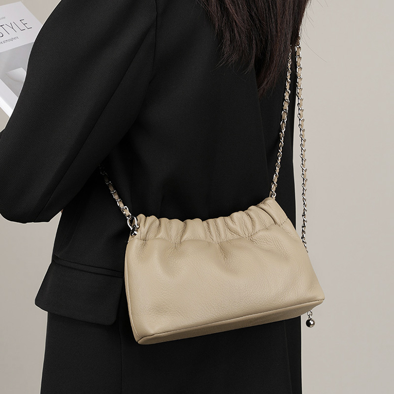 2026流行链条腋下包：云朵褶皱与金球链的奇妙碰撞