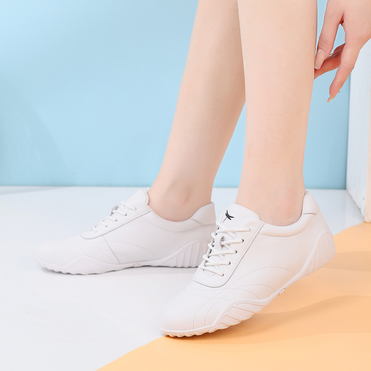 红蜻蜓小白鞋：舒适到不想脱的春日“踩屎感”神鞋！