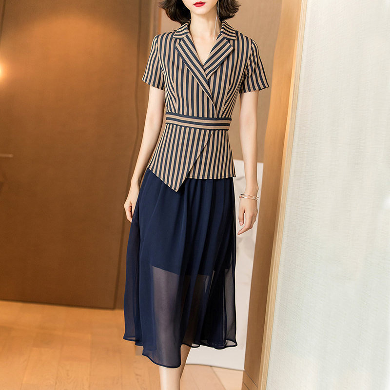 姐妹们！这条米思阳条纹连衣裙，气质直接拉满！