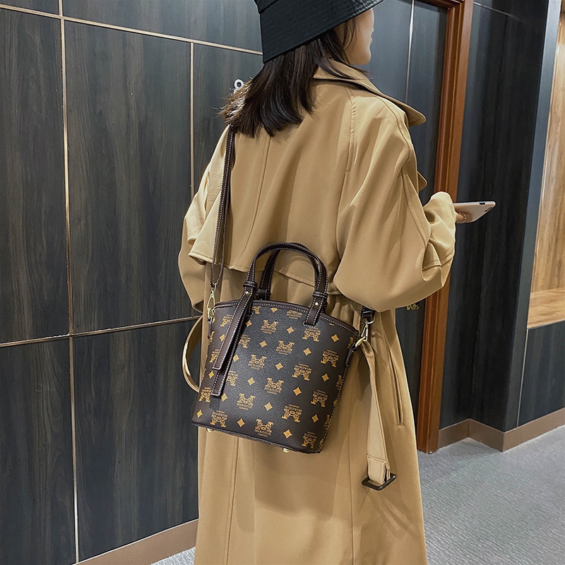 气质斜挎包水桶包手提包，RoyalMaine 的这款包，我背了三天就决定退货了！