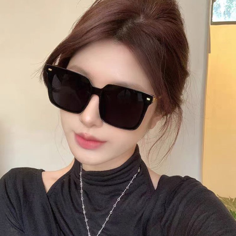 美艾伦方框墨镜：圆脸显瘦神器还是街拍翻车现场？