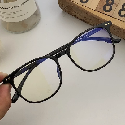 美艾伦大框眼镜：防蓝光界的“网红”，铆钉装饰让我秒变自拍达人