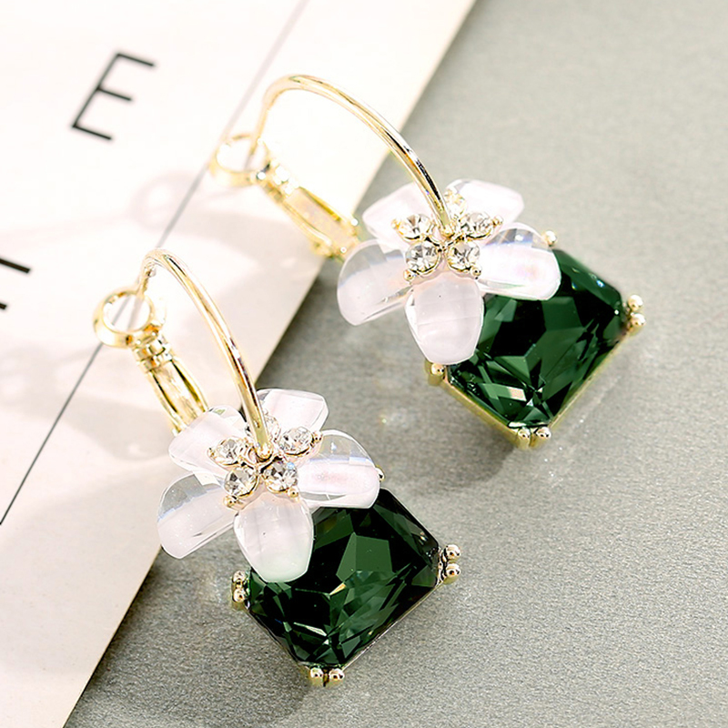 Sanpowa小花朵水晶耳钉：文艺女神的秘密武器，还是美丽陷阱？