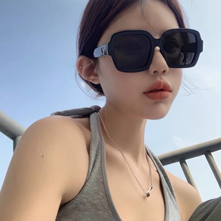 戴上它，我就是夏日最靓的仔！方形爱心墨镜凹造型绝了✨