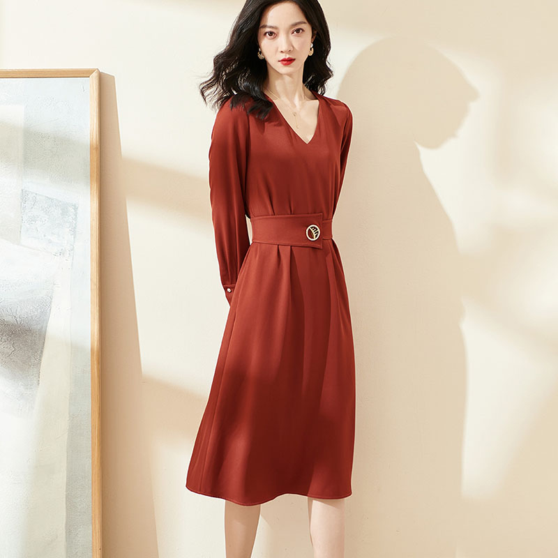 米思阳V领长袖连衣裙，优雅大摆显气质，1408元值不值？