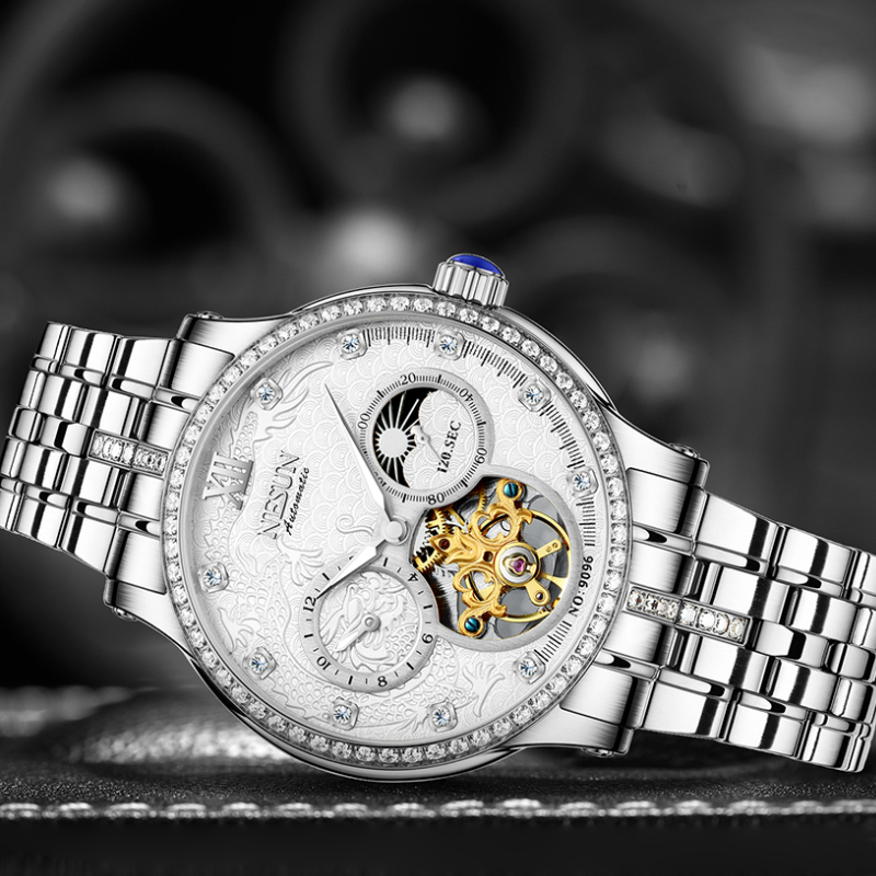 戴上这款龙纹镂空机械表，我仿佛成了时间的主宰者