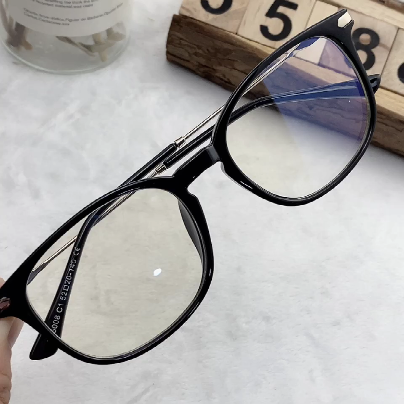 挑战审美极限！美艾伦TR90防蓝光眼镜：是素颜神器还是智商税？